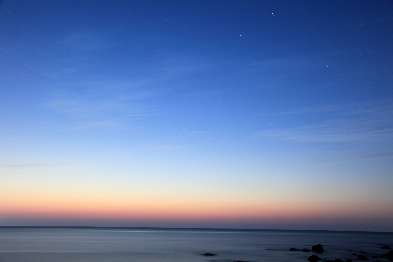 象潟町の夜景 日没後 水平線と夜空の星